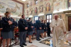 Папата до италијанската полиција во Ватикан: Човекот треба да биде во центарот