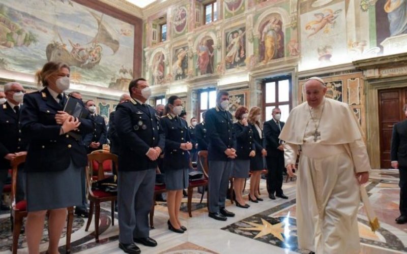 Папата до италијанската полиција во Ватикан: Човекот треба да биде во центарот