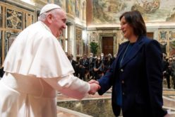 Папата до претприемачите: Политиката и економијата мора одлучно да се стават во служба на животот