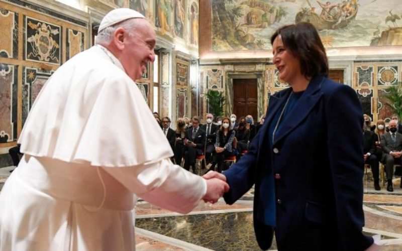 Папата до претприемачите: Политиката и економијата мора одлучно да се стават во служба на животот
