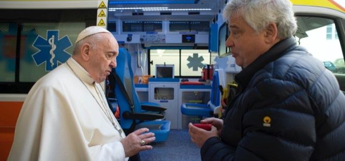 Папата Фрањо ќе подари амбулантно возило на Украина