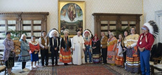 Папата се сретна со доморoден народ од Канада