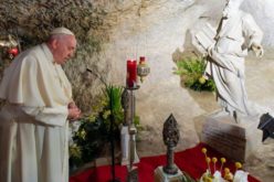 Папата Фрањо ја посети пештерата и базиликата Свети Павле