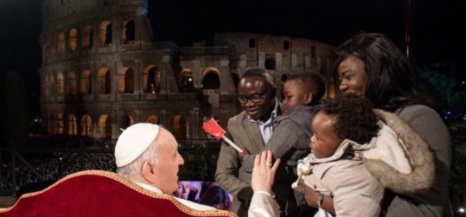 Молитва на Папата во Колосеумот: Разоружајте ја раката крената против братот