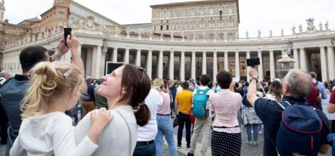 Папата повика на молитва за жртвите од експлозијата во Куба