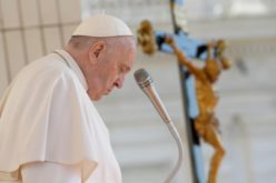 Папата се противи на насилството во Шри Ланка: Нека се чуе плачот на народот