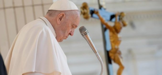 Папата се противи на насилството во Шри Ланка: Нека се чуе плачот на народот