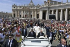 Папата: Во свет каде растат воените тензии, новите светци вдахнуваат патишта на дијалог