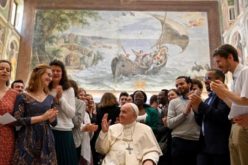 Папата: Политиката е средба, размислување и делување