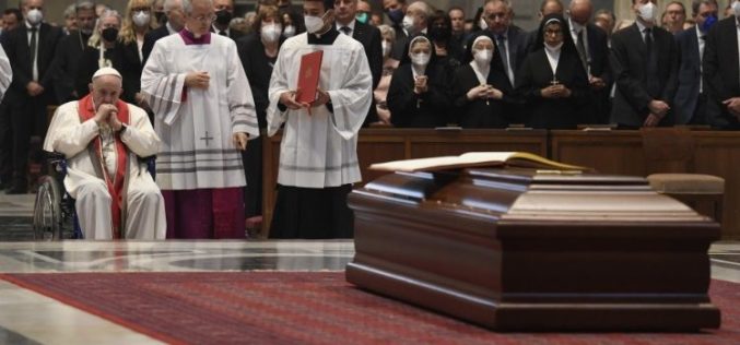 Папата Фрањо му оддаде последна почит на кардиналот Анџело Содано
