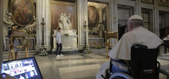 Папата Фрањо: Молитвата може да ја промени судбината на светот