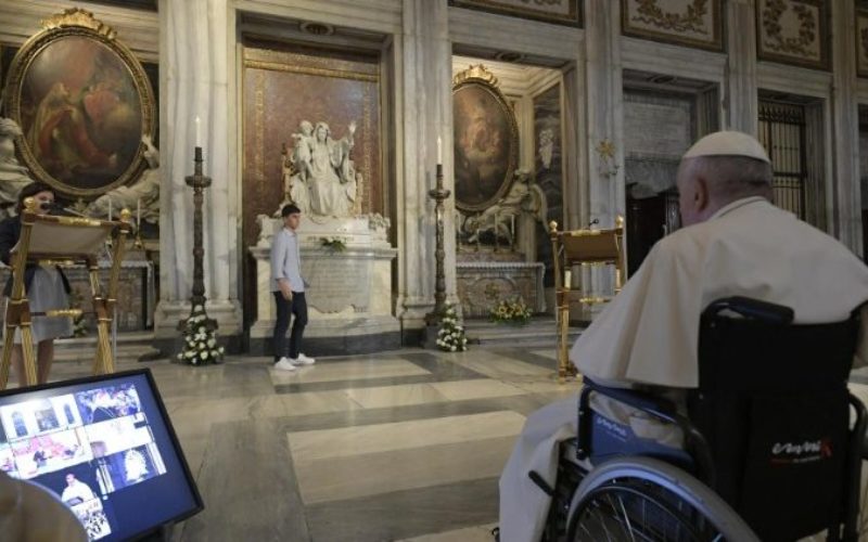 Папата Фрањо: Молитвата може да ја промени судбината на светот
