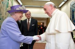 Честитки од Папата до кралицата Елизабета за 70-годишното владеење