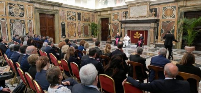 Папата: Кратењата во здравството е срам за човештвото