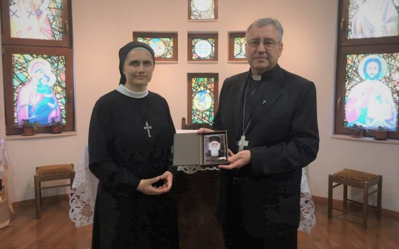 Средба на епископот Стојанов со с. Јоана Тончева, генерална настојателка на Сестрите Евхаристинки