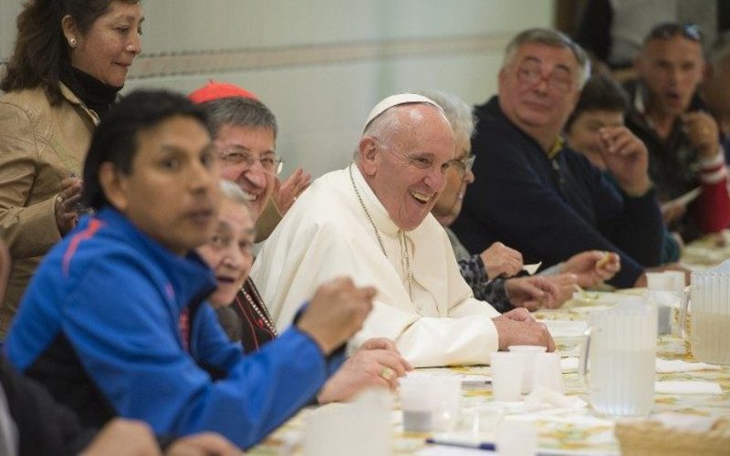 Папата: Меѓусебната уцена на моќниците го пригушува крикот на сиромашните за мир