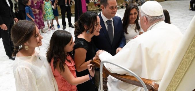 Папата до неокатехумените: Одете заедно со епископот, тој е поглавар на локалната црква