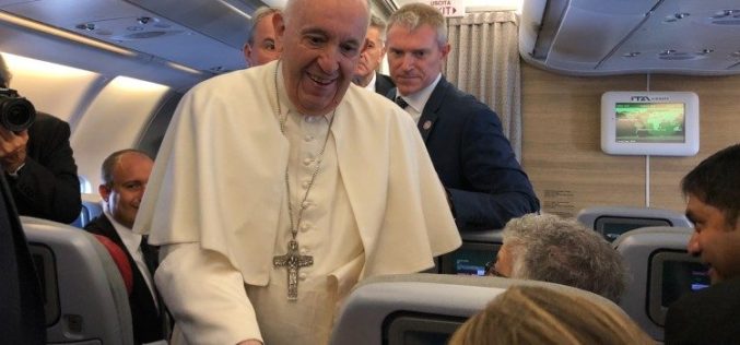 На пат кон Канада, папата Фрањо ја истакна важноста на бабите и дедовците и постарите лица