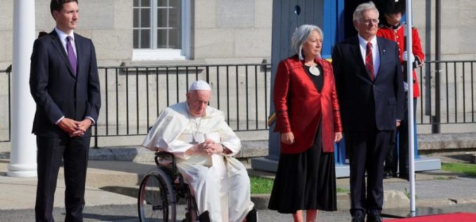 Папата Фрањо во Квебек се сретна со гувернерката Симон и премиерот Трудо