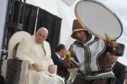 Папата ги охрабри младите Инуити