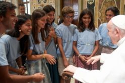Папата: Иднината им припаѓа на младите кои имаат крилја, но и корени