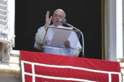 Папата: Верата не е „приспивна песна“ туку запален оган за дејствување
