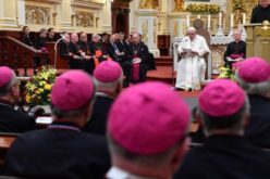 За службите во Црквата Папата повикува на дијалог со бискупите