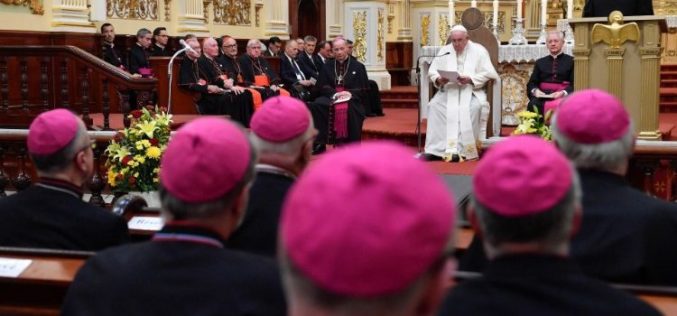 За службите во Црквата Папата повикува на дијалог со бискупите