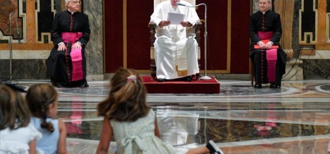 Папата: Верата им дава хармонија на семејствата, на Црквата и на светот