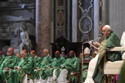 Папата Фрањо служеше света Литургија со кардиналите