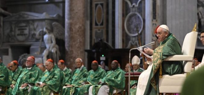 Папата Фрањо служеше света Литургија со кардиналите