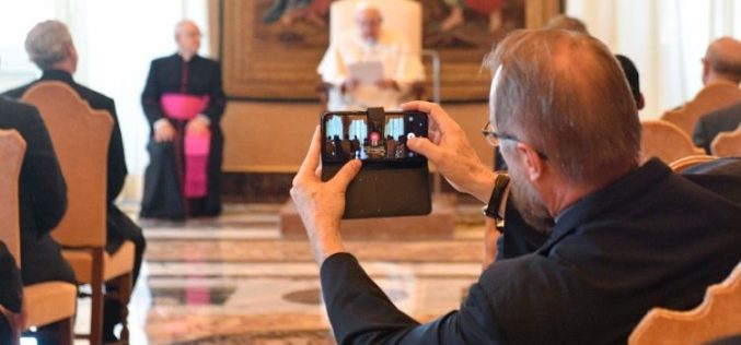 Папата: Семејството е на удар, разни идеологии сакаат да ги обезвреднат човечките вредности