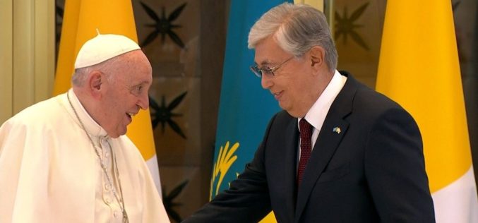 Папата Фрањо пристигна во Казахстан
