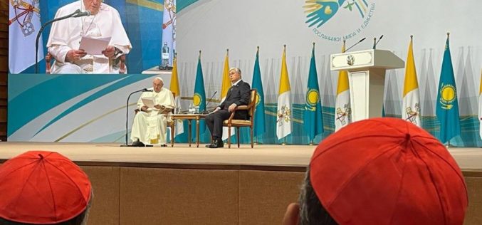 Папата Фрањо во Казахстан: На светот му треба мир и хармонија