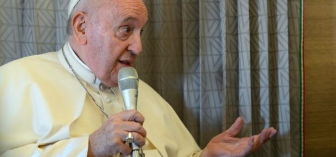 Папата: Тешко е да се разговара со држави кои почнуваат со војна, но дијалогот мора да се води