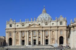 Проекција за животот на Свети Петар на фасадата на ватиканската базилика