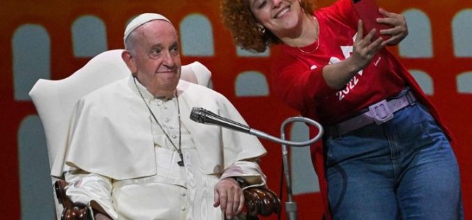 Папата во Асизи: Потребна ни е нова економија која го слуша крикот на сиромашните и на земјата