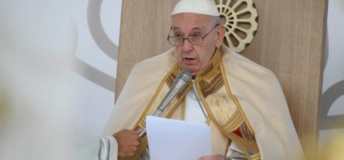 Папата на италијанскиот Евхаристиски конгрес: Лебот мора да се дели на трпезата на светот