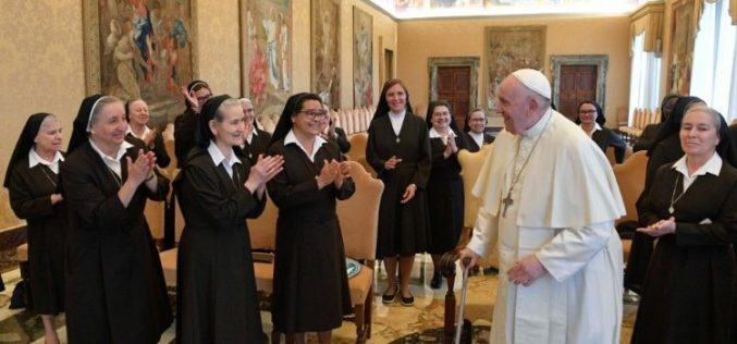 Папата: Во тишината се наоѓа хармонијата на различностите