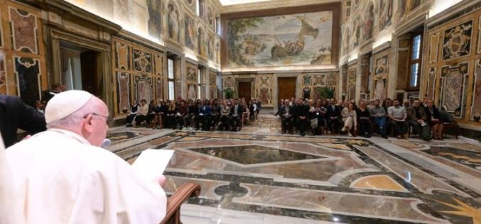 Папата: Училиштата и универзитетите се место на интеграција за најранливите