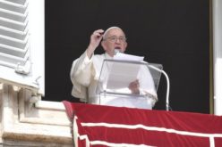 Папата: Црквата ги прегрнува оние што се изгубени