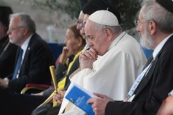 Папата ја предводеше меѓурелигиската молитва за мир во Колосеумот