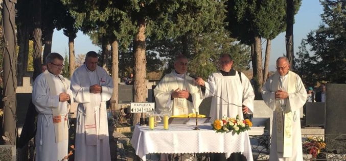 Бискупот Стојанов на празникот на Сите Свети служеше света Литургија на гробиштата Бутел во Скопје