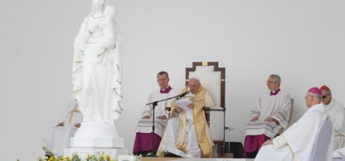 Папата: Во време на насилство, вистински предизвик е да се сака непријателот