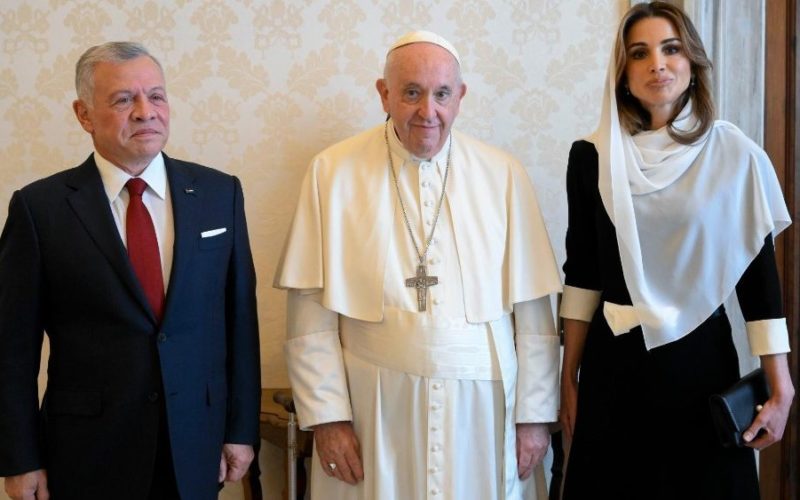 Папата се сретна со јорданскиот кралски пар