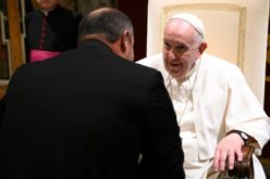 Папата до свештениците: Не бидете строги во исповедалницата