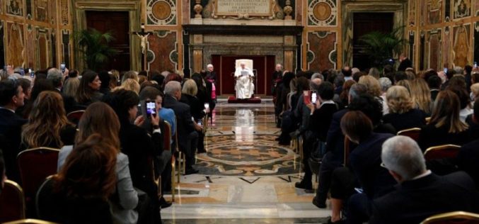 Папата до фармацевтите: Против културата на отфрлање борете се со култура на грижа