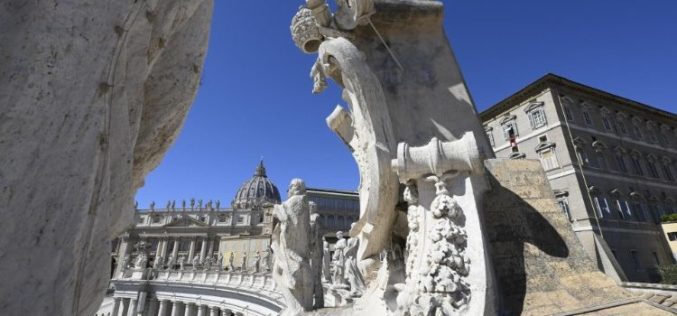 Папата Фрањо именува две жени на водечки позиции во Ватикан