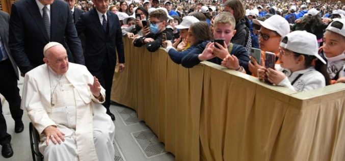 Папата до младите: Сонувајте за мир!