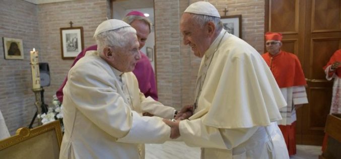 Папата Фрањо: Теологијата на Бенедикт XVI не е за минатото, туку за иднината